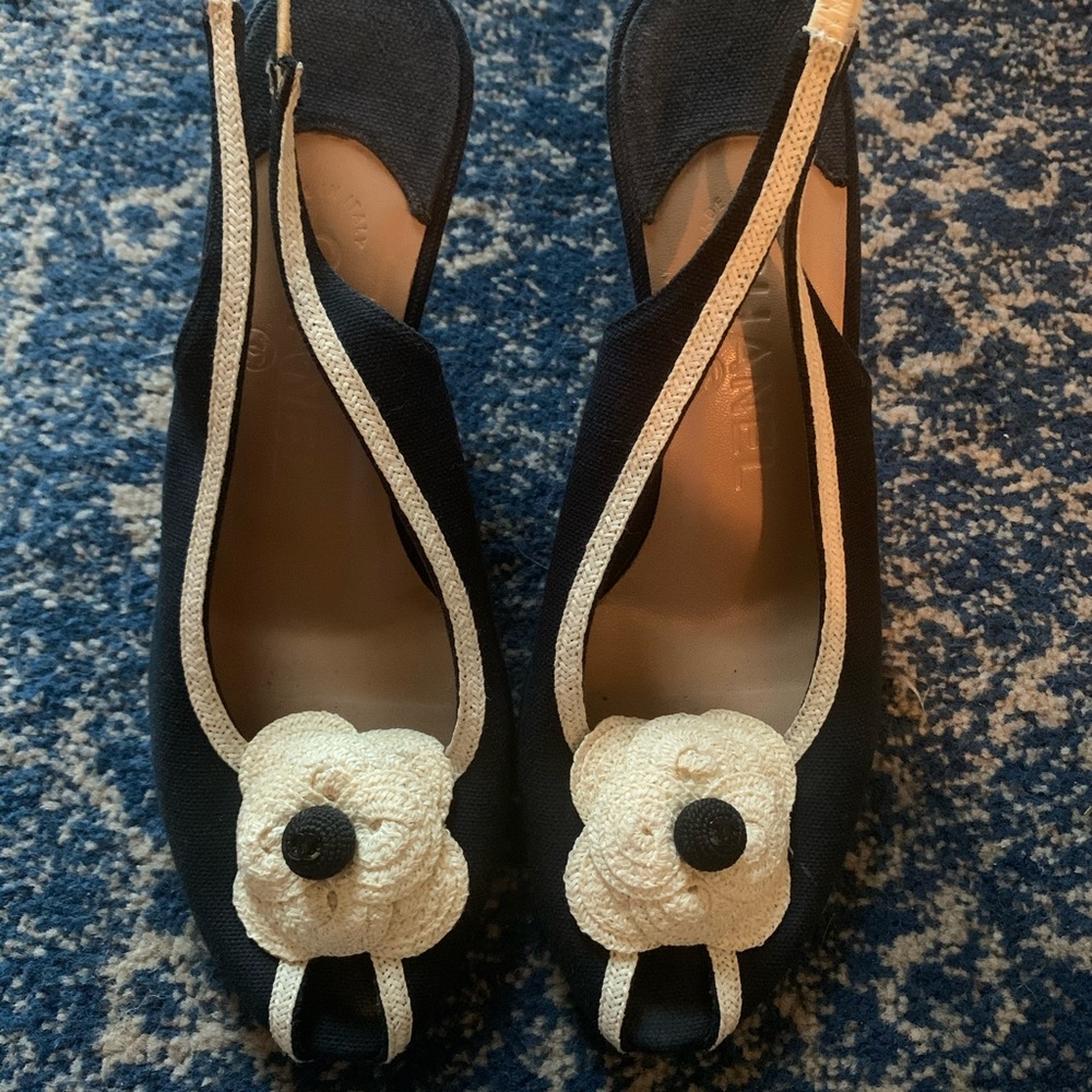 Vintage CHANEL heels 👠